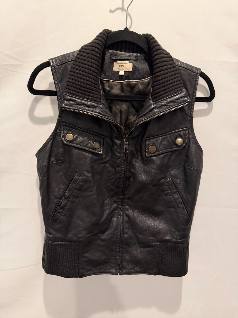 June Vest Black Leather Rib Knit
Collar Zip Front Pockets Quilt Lined
SizeS.moto